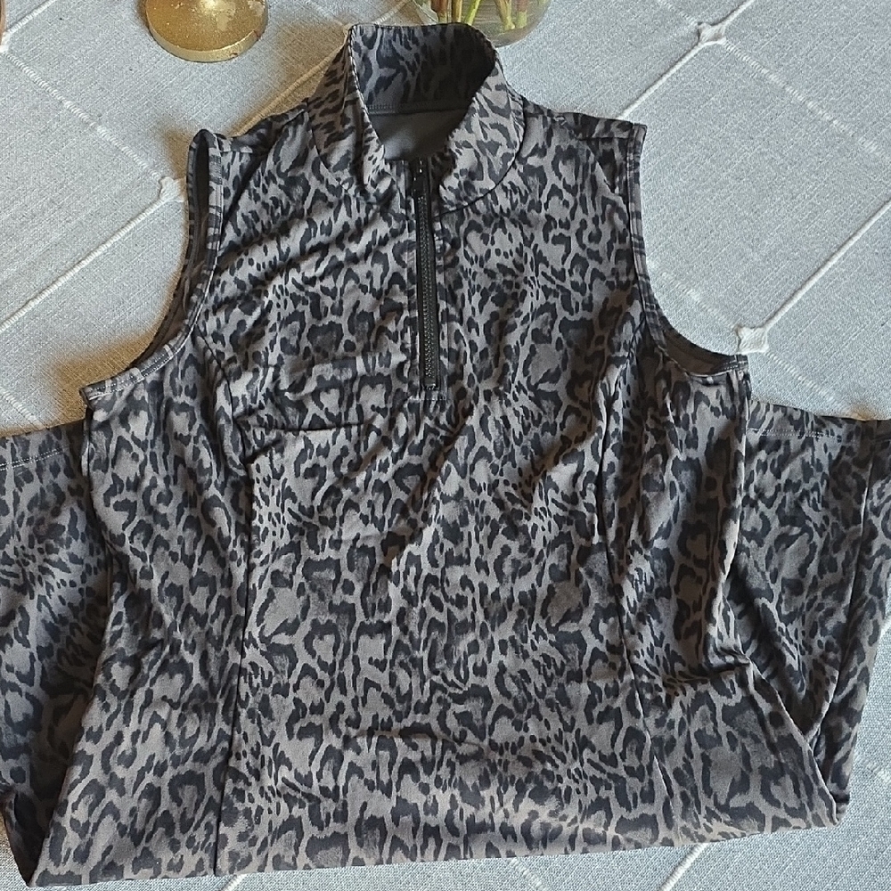 HALARA Gray Leopard Print Top